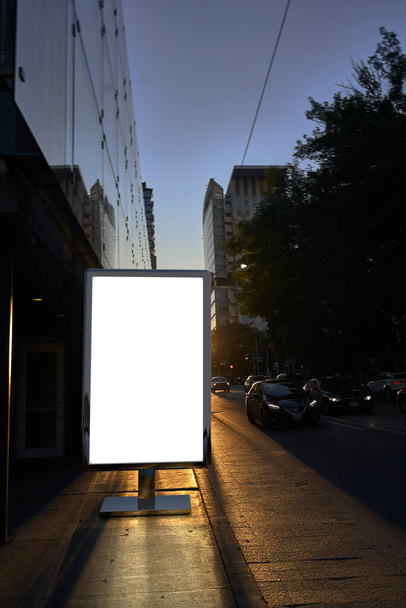 通りに空白の広告モックアップ。夜の街のポスター掲示板 - 写真・画像