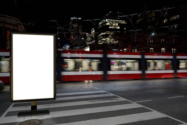 Czysta makieta reklamowa na ulicy. plakat billboard na mieście w tle nocy - Zdjęcie, obraz