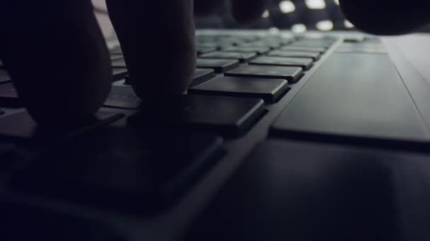 Dedos masculinos escribiendo en el teclado del ordenador portátil. Hombre manos usando ordenador portátil
 - Metraje, vídeo