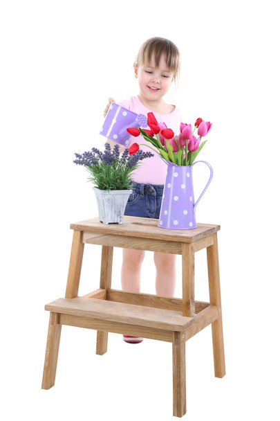 όμορφο κοριτσάκι και περίπτερο με λουλούδια που απομονώνονται σε λευκό - Φωτογραφία, εικόνα