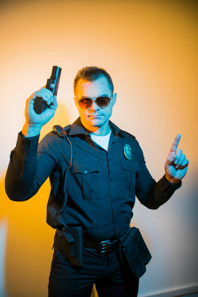 policía enojado con el arma en la mano, oficial de policía
   - Foto, Imagen