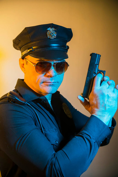 злой коп с пистолетом в руке, офицер полиции
   - Фото, изображение