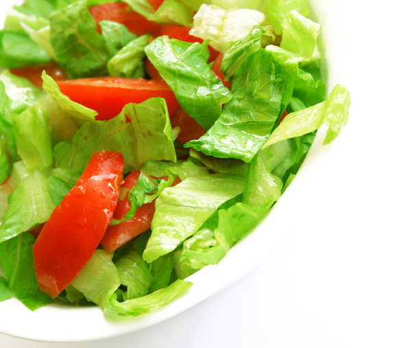 Здоровий вегетаріанський салат на білій тарілці
 - Фото, зображення