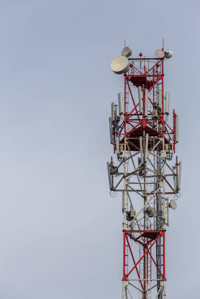 3G, 4G, 5G, bezprzewodowy i komórkowy telefon telekomunikacyjny wieża zbliżenie na zachmurzone światło dzienne tło nieba - Zdjęcie, obraz