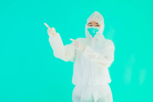 Portret piękna młoda azjatycka lekarz kobieta nosić ppe lub osobisty sprzęt ochronny dla ochrony przed koronawirusem lub covid19 na niebieskim odizolowanym tle - Zdjęcie, obraz