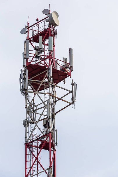 3G, 4G, 5G, bezprzewodowy i komórkowy telefon telekomunikacyjny wieża zbliżenie na zachmurzone światło dzienne tło nieba - Zdjęcie, obraz