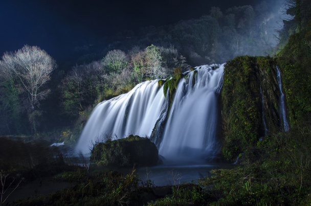 Ночной вид на водопады Мармора
 - Фото, изображение