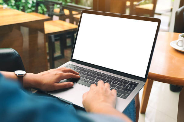 Imagen burlona de una mujer usando y escribiendo en el teclado del ordenador portátil con pantalla de escritorio blanco en blanco
  - Foto, Imagen