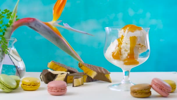 Valmistus gourmet-karamelli ja hunajakenno jäätelöä timelapse. - Materiaali, video