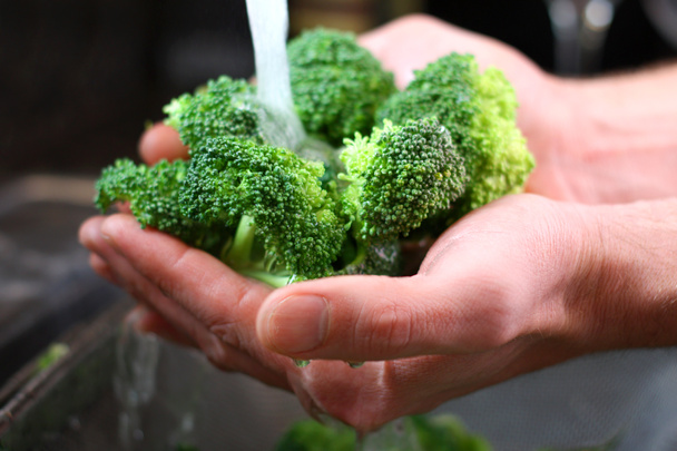 Adam'ın mutfak lavaboda yıkama brokoli sebze eller - Fotoğraf, Görsel