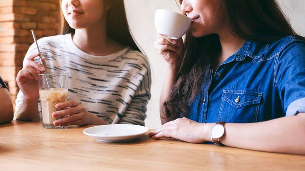 Close-up beeld van mensen genoten van het drinken van koffie samen in cafe - Foto, afbeelding