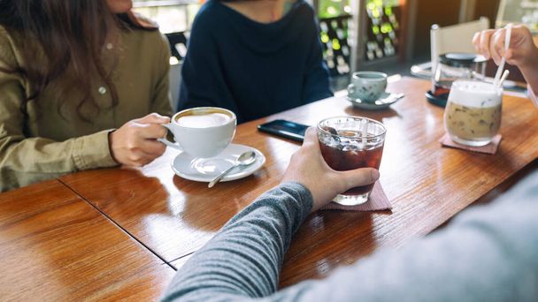 Detailní obrázek lidí těší pití kávy spolu v kavárně - Fotografie, Obrázek