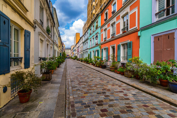 Cremieux Street (Rue Cremieux), Paris, Fransa. 12. Arrondissement rue Cremieux Paris'in en güzel yerleşim sokaklarından biridir. Paris'teki Rue Cremieux caddesinde renkli evler. Fransa. - Fotoğraf, Görsel