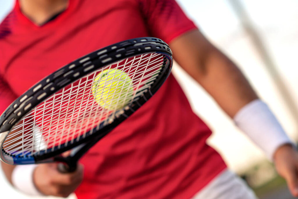 Zavřít. Muž držící tenisovou raketu a míče. - Fotografie, Obrázek