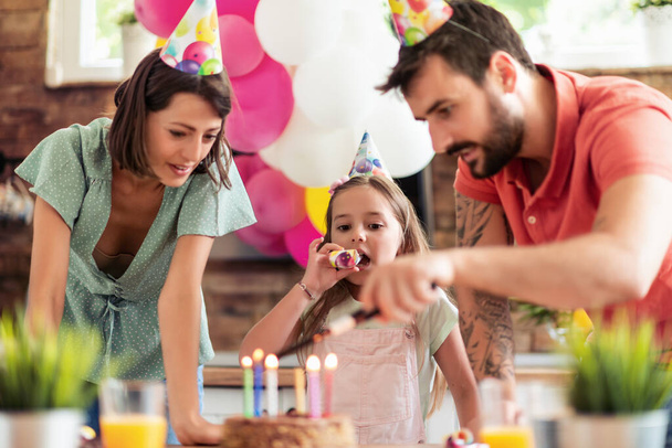 Счастливая семья празднует день рождения вместе дома. - Фото, изображение