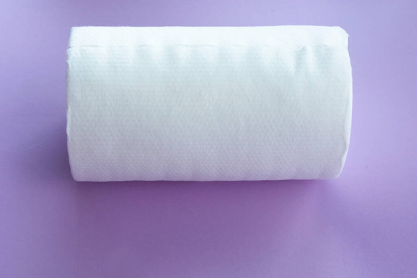 Roll witte wegwerp nonwoven servetten geïsoleerd op roze. keukenreiniging - Foto, afbeelding