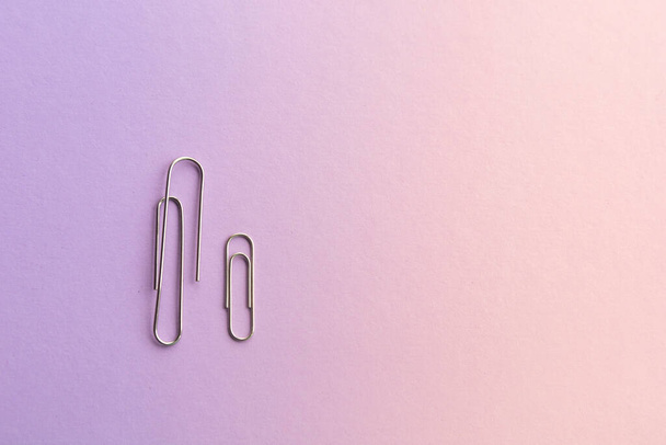 metal paper clips . The idea for the design of school notebooks. - Foto, imagen