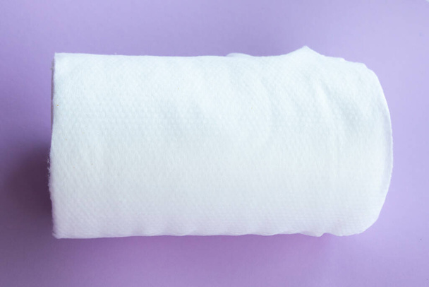 Rouleau de serviettes jetables en tissu non tissé blanc isolé sur rose. nettoyage de cuisine
 - Photo, image