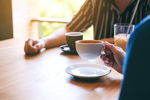 Closeup image of people enjoyed drinking coffee together - Foto, Imagem