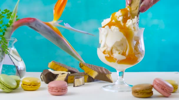 Κάνοντας γκουρμέ καραμέλα και κηρήθρα παγωτό παγωτό sundae - Πλάνα, βίντεο