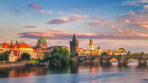 Famosa imagen icónica del puente de Carlos, Praga, República Checa. Concepto de viajes por el mundo, turismo y turismo. - Foto, imagen