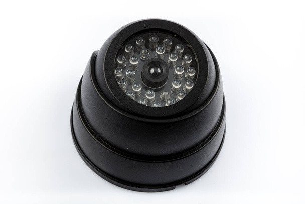 Moderno de la cámara de seguridad CCTV. Cámara cúpula negra aislada sobre fondo blanco
. - Foto, imagen
