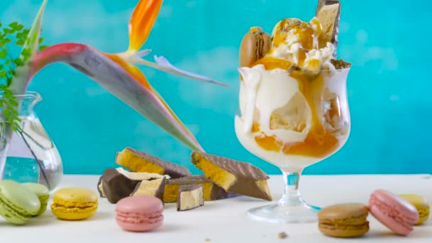 グルメキャラメルとハニカムアイスクリームのサンデーを作る - 映像、動画