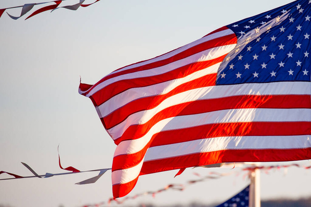 Американский флаг в движении от ветра
 - Фото, изображение