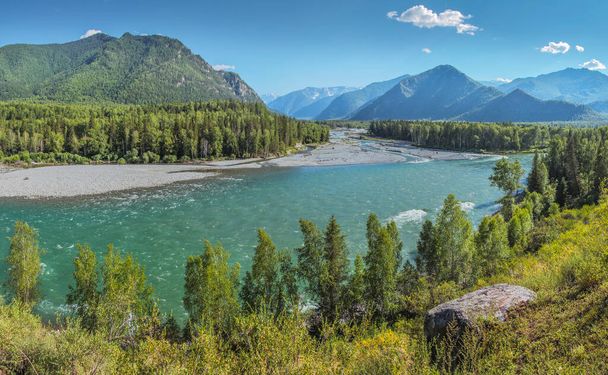 View of the Katun river valley, Altai. Travel and vacation in the mountains. - Foto, imagen