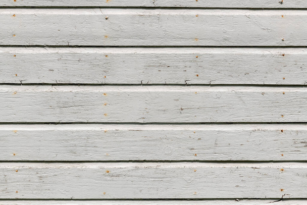 Mur en bois blanc avec texture riche, fissures, nœuds et ongles. Planches de bois altérées fond
. - Photo, image