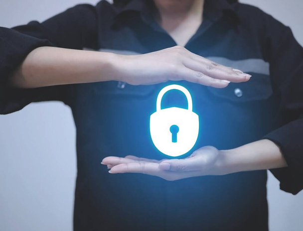 koncepcja bezpieczeństwa cybernetycznego i bezpieczeństwa danych w sieci internetowej z ikoną blokady na rękach osób - Zdjęcie, obraz