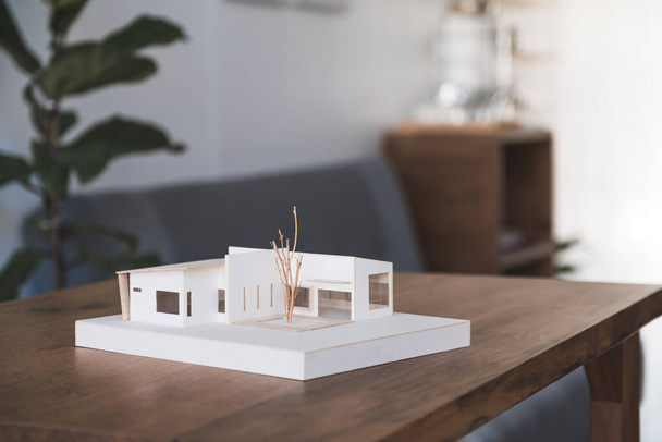 Un modèle d'architecture sur table en bois dans le bureau avec fond de nature flou - Photo, image