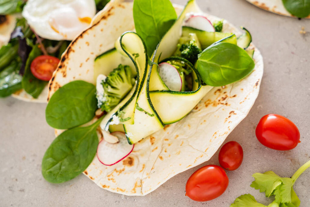pita bread with fresh vegetables and dressing - Foto, Imagen