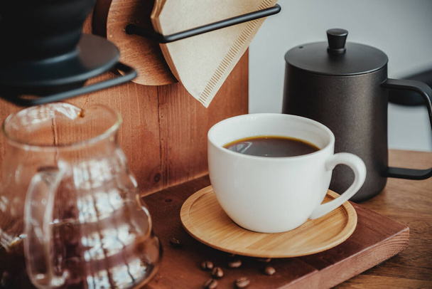 Drip koffie set in vintage houten cafe - Foto, afbeelding