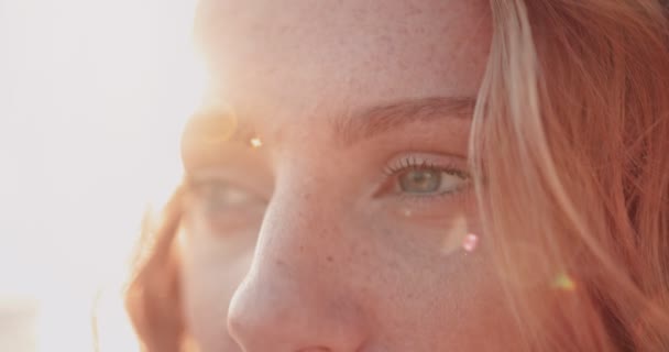 Nahaufnahme einer rothaarigen Frau mit grünen Augen und Sommersprossen - Filmmaterial, Video