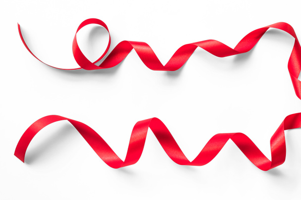 Κόκκινο σατέν κορδέλα σγουρά τόξο χρώμα απομονώνονται σε λευκό φόντο με clipping διαδρομή για τις διακοπές των Χριστουγέννων ευχετήρια κάρτα στοιχείο διακόσμηση σχεδιασμό - Φωτογραφία, εικόνα