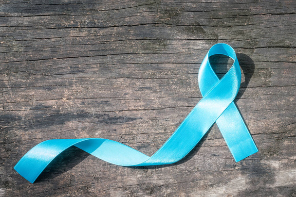Cinta azul simbólica de la campaña de concienciación sobre el cáncer de próstata y la salud de los hombres en noviembre   - Foto, imagen