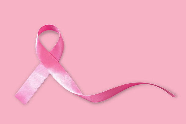 Pink κορδέλα ευαισθητοποίησης απομονώνονται σε ροζ φόντο (απόκομμα διαδρομή) για τον καρκίνο του μαστού. - Φωτογραφία, εικόνα