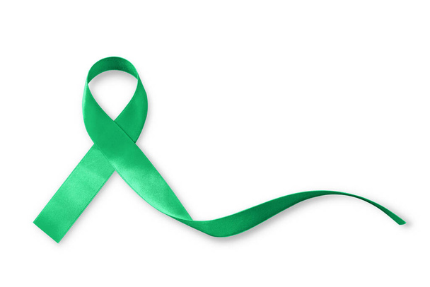 Знання зеленої стрічки символізує лук для Кідні, Ґалльбладдер, Рак Біл Дахт, Глаукома, лейкемія, травматичне пошкодження мозку і психічна хвороба (лук, виділений на білому з обрізаною стежкою).) - Фото, зображення