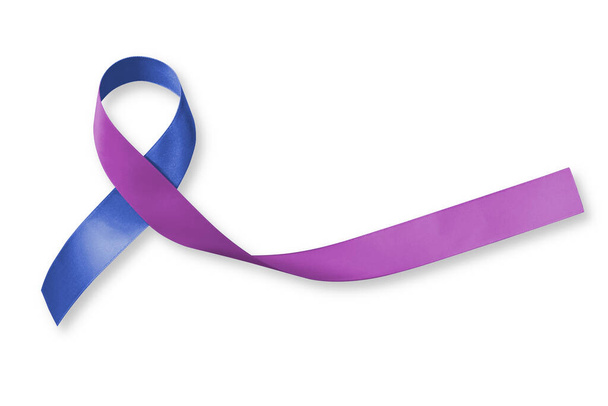 Голубая фиолетовая лента на белом фоне при заболевании ревматоидным артритом РА - Фото, изображение