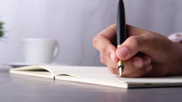 日記にペン書きで女性の手の閉じる - 映像、動画