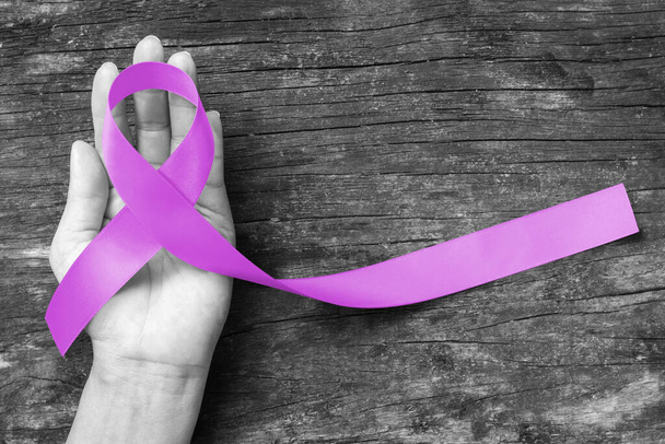 Concetto simbolico di consapevolezza del nastro del Orchid per aumentare la vita della gente di sostegno che vive con cancro testicolare  - Foto, immagini