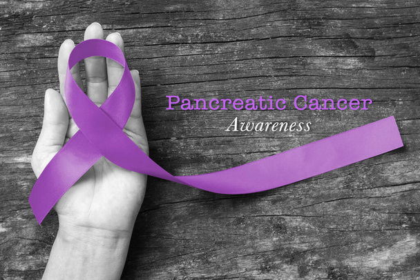 Fita roxa com consciência do câncer de pâncreas (caminho de recorte) para apoiar a campanha e ajudar as pessoas a viver com câncer em novembro - Foto, Imagem