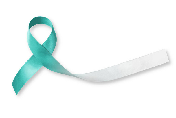 Teal a bílá stuha (izolované na bílém pozadí) pro zvýšení povědomí o rakovině děložního čípku  - Fotografie, Obrázek