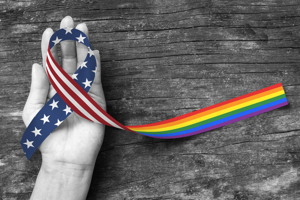 LGBT LGBTI Gökkuşağı ABD bayrak desenli kurdele farkındalığı kesme yolu ile beyaz arkaplanda izole - Fotoğraf, Görsel