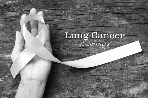 Farbband mit weißer / heller Perle zur Sensibilisierung für Lungenkrebs - Foto, Bild