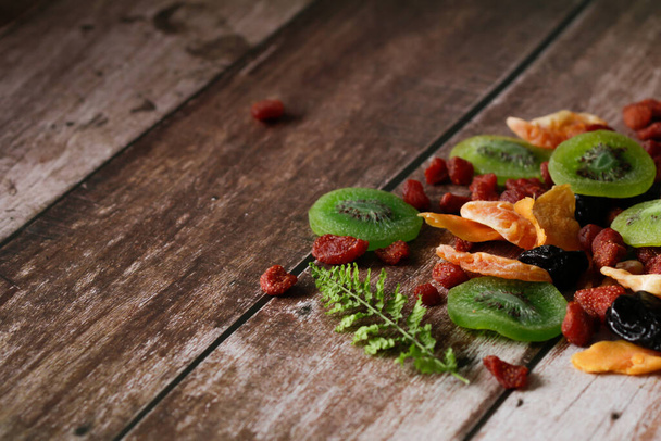 Close-up, Mistura de alimentos secos em um fundo de madeira com espaço de cópia, foco seletivo
 - Foto, Imagem