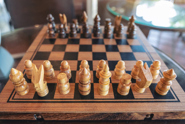 Imagem de close-up de um xadrez de madeira no tabuleiro de xadrez
 - Foto, Imagem