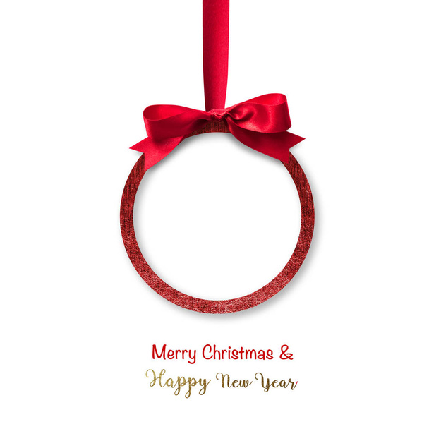 メリークリスマスとハッピーニューイヤークリスマス赤い弓リボンとパーティー招待状とグリーティングカードのためのコピースペースで装飾をぶら下げ赤いボール - 写真・画像