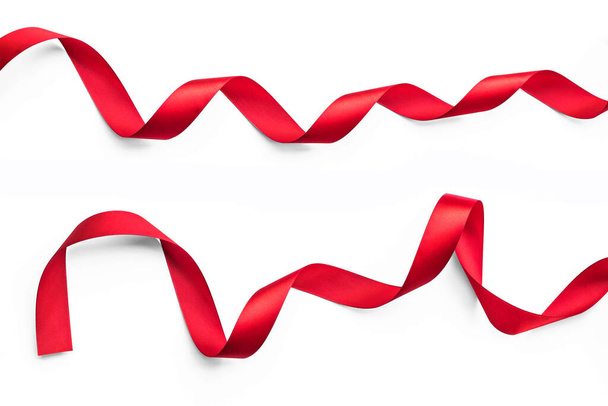 Červená mašle stuha saténová textura izolované na bílém pozadí s výstřižkem cesta - Fotografie, Obrázek